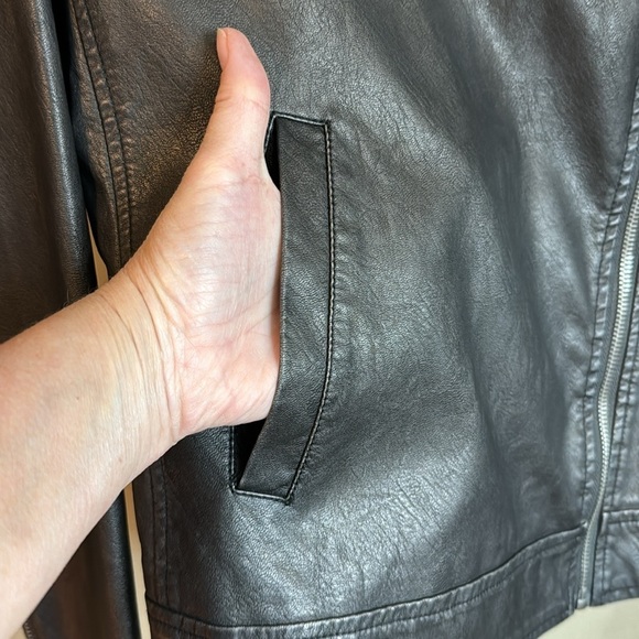 Universal Thread Target Black Non-leather Bomber Jacket Size Medium - Picture 2 of 6